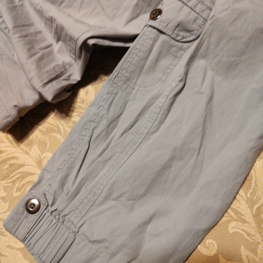 ▪️🩶▪️Marvelous Chico's Dove Grey Cargo Utility Capri Pants - 4 (0 Chico's Size) - Picture 3 of 16